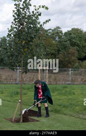 Loos-en-Gohelle, Frankreich. September 2024. Die Prinzessin pflanzt feierlich einen Baum auf dem Loos British Cemetery Extension. Stockfoto