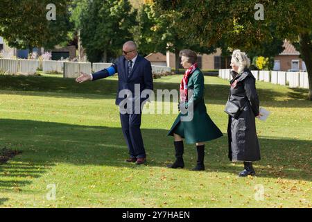 Loos-en-Gohelle, Frankreich. Die Prinzessin leitet den britischen Friedhof Loos zusammen mit hochrangigen Beamten der Commonwealth war Graves Commission ein. Stockfoto