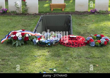 Loos-en-Gohelle, Frankreich. September 2024. Kränze am Grab eines der zwei unbekannten schottischen Soldaten aus dem Ersten Weltkrieg, die mit voller militärischer Ehren begraben wurden. Stockfoto