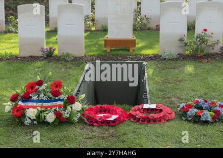 Loos-en-Gohelle, Frankreich. September 2024. Kränze am Grab eines der zwei unbekannten schottischen Soldaten aus dem Ersten Weltkrieg, die mit voller militärischer Ehren begraben wurden. Stockfoto