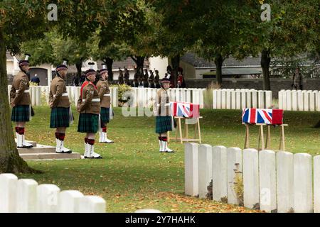 Loos-en-Gohelle, Frankreich. September 2024. Mitglieder des 3 Scots Black Watch Bataillons halten Mahnwache über den Särgen zweier unbekannter schottischer Soldaten. Stockfoto