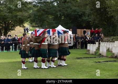 Loos-en-Gohelle, Frankreich. September 2024. Mitglieder des 3 Scots Black Watch Bataillons auf dem britischen Kriegsfriedhof Loos tragen zwei Särge unbekannter Soldaten. Stockfoto