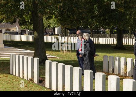 Loos-en-Gohelle, Frankreich. Die Prinzessin leitet den britischen Friedhof Loos zusammen mit hochrangigen Beamten der Commonwealth war Graves Commission ein. Stockfoto