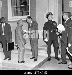 PRÄSIDENT PAKISTANS AYUB KHAN AUF DER COMMONWEALTH-PREMIERKONFERENZ IN LONDON MIT KRISHNAMACHARI / ; 13. JULI 1964 Stockfoto