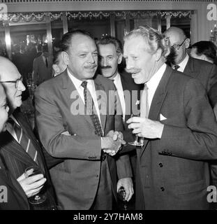 PRÄSIDENT PAKISTANS AYUB KHAN BEI DER COMMONWEALTH-PREMIERKONFERENZ IN LONDON MIT SIR MORTIMER WHEELER AM 13. JULI 1964 Stockfoto