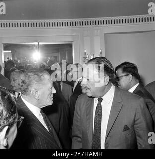 PRÄSIDENT PAKISTANS AYUB KHAN BEI DER COMMONWEALTH-PREMIERKONFERENZ IN LONDON MIT SIR MORTIMER WHEELER / ; 13. JULI 1964 Stockfoto