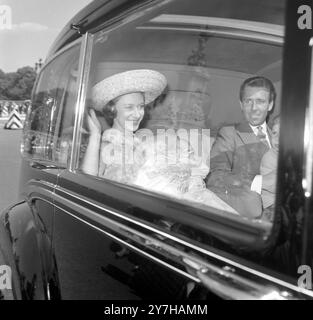 PRINZESSIN MARGARET ERHOB SICH MIT LORD SNOWDON BEI DER TAUFZEREMONIE VON LADY SARAH IN LONDON AM 13. JULI 1964 Stockfoto