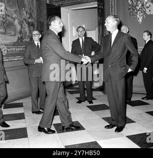 DER BRITISCHE PREMIERMINISTER LORD ALEC DOUGLAS HOME UND DUNCAN SANDYS AUF DER COMMONWEALTH-KONFERENZ IN LONDON BEGRÜSSEN DEN PRÄSIDENTEN PAKISTANS MOHAMMED KHAN AYUB / ; 8. JULI 1964 Stockfoto