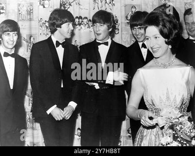 DIE BEATLES-POPGRUPPE PAUL MCCARTNEY, RINGO STARR, GEORGE HARRISON UND JOHN LENNON MIT PRINZESSIN MARGARET IN LONDON / ; 7. JULI 1964 PREMIERE VON HARD DAY'S NIGHT Stockfoto