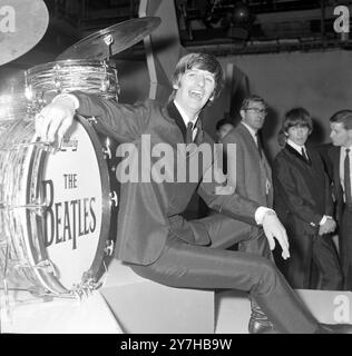 DIE BEATLES POPGRUPPE PAUL MCCARTNEY, RINGO STARR, GEORGE HARRISON UND JOHN LENNON - RINGO GEBURTSTAGSPARTY AM 7. JULI 1964 Stockfoto