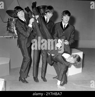 DIE BEATLES-POPGRUPPE PAUL MCCARTNEY, RINGO STARR, GEORGE HARRISON UND JOHN LENNON IN LONDON - GEBURTSTAGSPARTY FÜR RINGO / ; 7. JULI 1964 Stockfoto