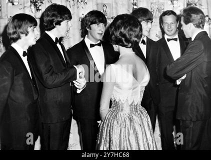6. JULI 1964 treffen Prinzessin Margaret und Lord Snowdon die Beatles während der Uraufführung von A Hard Day's Night im London Pavilion, England. Stockfoto