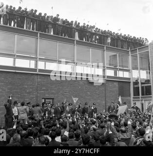 PRÄSIDENT AYUB KHAN VON PAKISTAN AM FLUGHAFEN LONDON, WINKT UNTERSTÜTZERN / ; 5. JULI 1964 Stockfoto