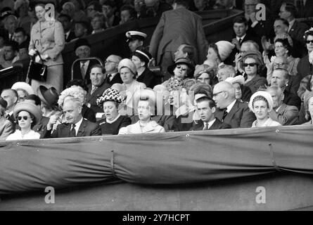LORD MONTGOMERY OF ALAMEIN, ANGUS OGILVY UND PRINZESSIN MARGARET BEOBACHTEN ACTION BEI DEN ALL ENGLAND RASEN TENNIS CHAMPIONSHIPS IN WIMBLEDON IN LONDON; 3. JULI 1964 Stockfoto