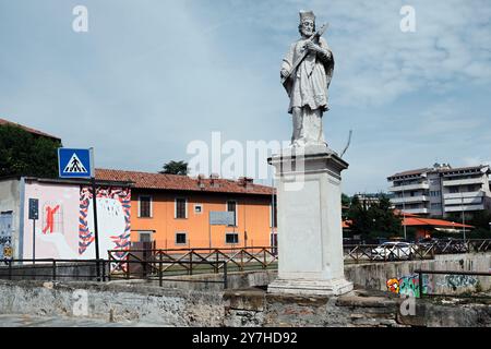 Straßenblick in Oberstadt, Citta Alta in Bergamo City, Italien. Die Statue des Heiligen Giovanni auf der Morla-Brücke in Borgo Palazzo. Stockfoto