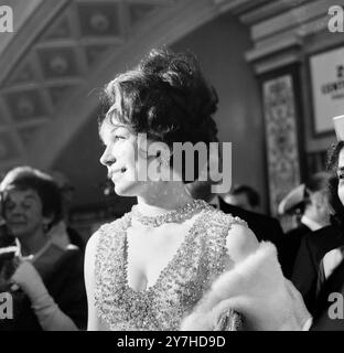 Am 1. JULI 1964 kam Shirley MacLaine im Carlton Cinema an, um an der britischen Premiere von What a Way to Go in London teilzunehmen. Stockfoto