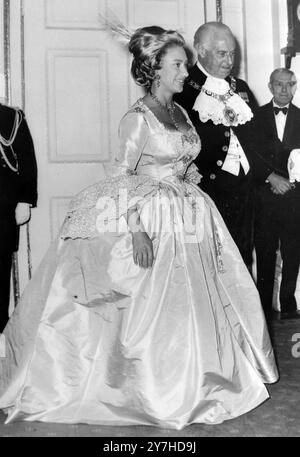 LORD BÜRGERMEISTER VON LONDON ALDEMAN CLEMENT JAMES HARMAN MIT PRINZESSIN MARGARET IM HERRENHAUS IN LONDON / ; 2. JULI 1964 Stockfoto