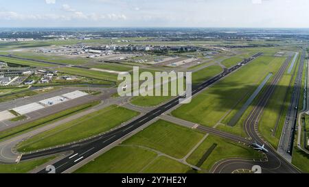 Überblick über den Flughafen Schiphol von der zentralen Landebahn mit Pier und einem schönen blauen klaren Wolkenhimmel mit Aalsmeer am Horizont niederlande raus - belgien raus Stockfoto