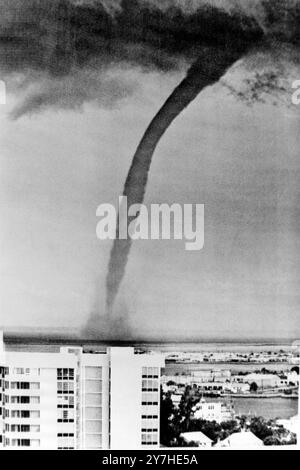 27. JUNI 1964 in der Tampa Bay ist Ein großer Wasserauslauf mit einer Höhe von etwa 300 Fuß und einem Durchmesser von etwa 30 bis 50 Fuß zu sehen. Der große Twister ist einer von sechs, die in der Bay Area entstanden sind. St. Petersburg, Florida, USA. Stockfoto