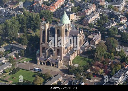 Die Kathedrale Sint Bavo ist eine römisch-katholische neogotische und neoromanische Kathedrale im Zentrum von Haarlem, Sitz der Diözese Haarlem-Amsterdam. Auf den Türmen befinden sich rote Fahnen. niederlande aus - belgien aus Stockfoto