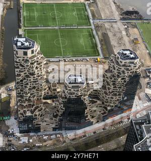 Das Tal ist ein Wohn- und Büroturm am Zuidas in Amsterdam. Der Komplex besteht aus drei Türmen, die ein ganzes Grundstück in der Beethovenstraat neben den Sportplätzen haben. EDGE realisiert das Tal. Der Entwurf stammt von dem Architekten Winy Maas von MVRDV. niederlande aus - belgien aus Stockfoto