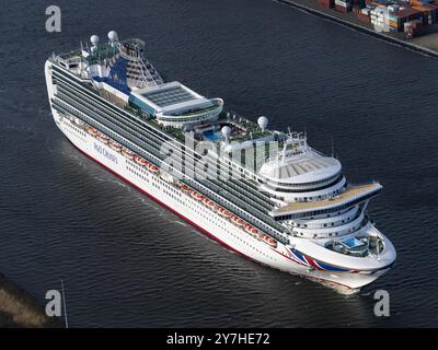 Ms Ventura ist ein Kreuzfahrtschiff der britischen P&O Cruises. Das riesige Boot für 3100 Passagiere segelt hier durch den Nordseekanal, um in Amsterdam niederlande Out - belgien Out anzulegen Stockfoto