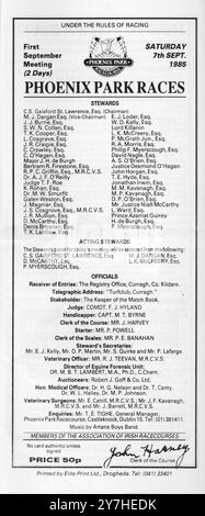 Die Liste der Stewards der Phoenix Park Racecourse im September 1985. Auf der Liste stehen Lord Killanin, Liam Cosgrave, Galen Weston, Michael Smurfit, Bertram Firestone und viele mehr. Stockfoto