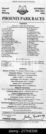 Die Liste der Stewards der Phoenix Park Racecourse im Juli 1984. Auf der Liste stehen Jonathan Irwin, Galen Weston, Major J H de Burgh und Mr. Justice Niall McCarthy. Stockfoto