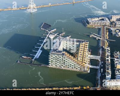 Blick aus der Vogelperspektive auf den Sluishuis, einen Wohnkomplex mit teuren Wohnungen und Penthäusern im IJburg-Viertel am Fluss IJ. Entworfen vom Architekten Bjarke Ingels netherlands Out - belgien Out Stockfoto