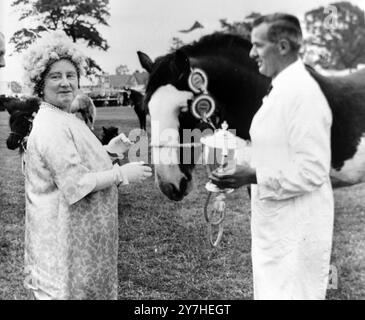 ELIZABETH DIE KÖNIGIN MUTTER BEI DER HIGHLAND SHOW IN EDINBURGH - ROBERT JOHNSON CUP PRÄSENTATION / ; 25. JUNI 1964 Stockfoto