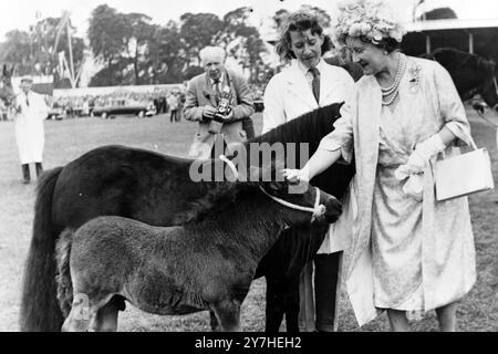 ELIZABETH, DIE KÖNIGIN, MUTTER BEI DER HIGHLAND SHOW IN EDINBURGH, 25. JUNI 1964 Stockfoto