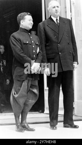 DER FRANZÖSISCHE PRÄSIDENT CHARLES DE GAULLE MIT DEM KAMBODSCHANISCHEN PREMIER PRINZ NORODOM SIHANOUK IN PARIS / ; 25. JUNI 1964 Stockfoto