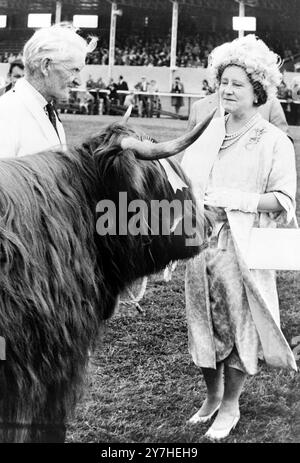 ELIZABETH, DIE KÖNIGIN, MUTTER BEI DER HIGHLAND SHOW IN EDINBURGH, 25. JUNI 1964 Stockfoto