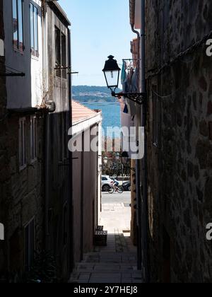 08.23.2024 Rua da Lua, Muros Galicien, Spanien: Typische schmale Straße im galizischen Dorf Muros in Spanien Stockfoto