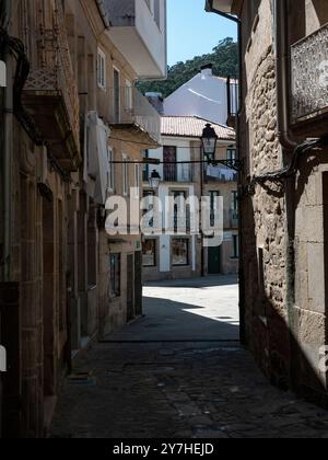 08.23.2024 Rua da Lua, Muros Galicien, Spanien: Typische schmale Straße im galizischen Dorf Muros in Spanien Stockfoto