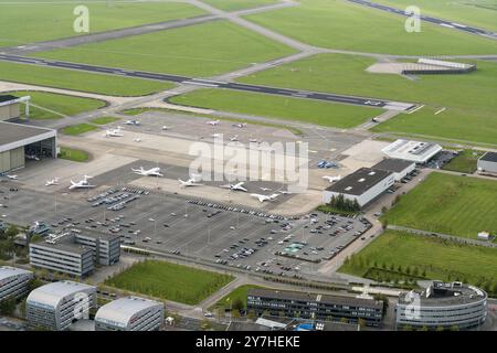 Schiphol; Flughafen; Flughafen Amsterdam; Beschäftigungsmöglichkeiten; Wachstum; Preise; Luftfahrt; Luftbild; Luftbild; Luftbild; Zivilluftfahrt; flughafen; Luftbasis; Flugzeug; Flugzeuge; Luftverkehr; Aerovista; Banner; Panorama; Warteschlangen; Parkplatz; Auto; Rollweg; Nordholland; Hangar; Privatjet; Geschäftsjet; gulfstream; reich; bombardier; embraer; charter; Dauer; GA-Terminal; allgemeine Luftfahrt; Schiphol Ost; Privatjet niederlande raus - belgien raus Stockfoto