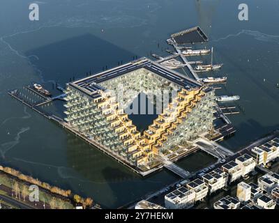 Blick aus der Vogelperspektive auf den Sluishuis, einen Wohnkomplex mit teuren Wohnungen und Penthäusern im IJburg-Viertel am Fluss IJ. Entworfen vom Architekten Bjarke Ingels netherlands Out - belgien Out Stockfoto