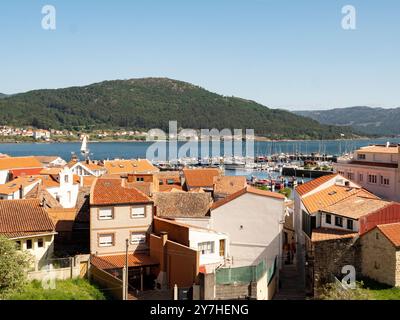 Die Stadt Muros mit Ria Noia in Galicien in Spanien Stockfoto