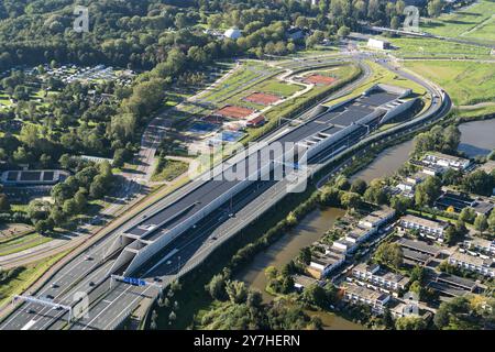 Gaasperdammertunnel mit Autobahn A9, Gaasperdammerweg, bei Diemen und Amsterdam Zuidoost. Oben auf dem Tunnel befindet sich ein Park mit Sportplätzen und Tennisplätzen niederlande Out - belgien Out Stockfoto