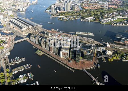 Hauptquartier Booking.com auf der Insel Oosterdok in Amsterdam. Sonnenkollektoren und Dachterrasse und Garten auf dem Dach. Außerdem gibt es den Kletterpark Climbing Wall Central und auf der anderen Seite das Conservatory. niederlande aus - belgien aus Stockfoto
