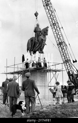 STATUE VON ROBERT BRUCE IN VORBEREITUNG ZUR ENTHÜLLUNG DER KÖNIGIN IN SCHOTTLAND; 20. JUNI 1964 Stockfoto