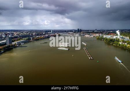 AMSTERDAM - der Fluss IJ in Amsterdam. Der Fluss liegt zwischen der Innenstadt und Amsterdam-Nord. Im Hintergrund ziehen starke Regenschauer auf die Stadt zu. Foto: ANP / Hollandse Hoogte / John van der Tol niederlande Out - belgien Out Stockfoto