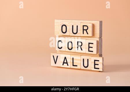Symbol unserer Grundwerte. Konzeptwörter unsere Kernwerte. Inschrift auf Holzblöcken. Wunderschöner Hintergrund. Unternehmenskonzept und unsere Kernwerte. Stockfoto