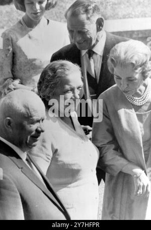 SOWJETISCHER PREMIERMINISTER NIKITA CHRUSCHTSCHOW MIT EHEFRAU NINA UND KÖNIGIN INGRID, KÖNIG FRIEDRICH VON DÄNEMARK IN KOPENHAGEN / ; 17. JUNI 1964 Stockfoto