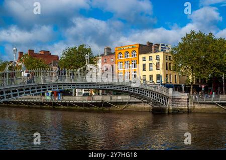 Die Penny Ha'Penny Bridge, offiziell Liffey Bridge, ist eine Fußgängerbrücke, die im Mai 1816 über den Fluss Liffey in Dublin gebaut wurde. Stockfoto