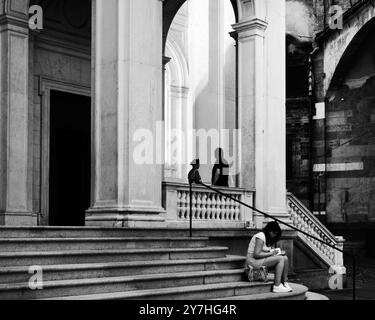 Vor der Basilika Santa Maria Maggiore, Kirche in Bergamo Citta Alta, auf der Piazza del Duomo der Oberstadt, Bergamo Stadt. Stockfoto