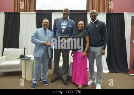 Miramar, USA. September 2024. MIRAMAR, FLORIDA - 28. SEPTEMBER: DR. M.. J Collier, der ehemalige NBA-Spieler von Miami Heat Alonzo Mourning, Angela Messam und der Bürgermeister von Miramar Wayne Messam nehmen am City of Miramar FREE Men's Health Summit Teil. Reales Gespräch und reale Themen über die Gesundheit der Männer im Miramar Rathaus in Miramar, Florida. (Foto: JL/SIPA USA) Credit: SIPA USA/Alamy Live News Stockfoto