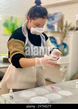Frau macht in der Werkstatt handgefertigte Epoxidharzplatten Stockfoto