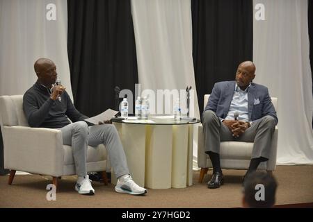 Miramar, USA. September 2024. MIRAMAR, FLORIDA - 28. SEPTEMBER: Der Bürgermeister von Miramar Wayne Messam und der ehemalige NBA-Spieler Alonzo Mourning von Miami Heat nehmen am City of Miramar FREE Men's Health Summit Teil. Reales Gespräch und reale Themen über die Gesundheit der Männer im Miramar Rathaus in Miramar, Florida. (Foto: JL/SIPA USA) Credit: SIPA USA/Alamy Live News Stockfoto