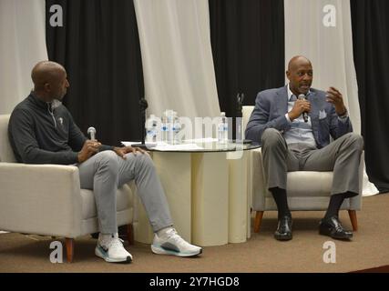 Miramar, USA. September 2024. MIRAMAR, FLORIDA - 28. SEPTEMBER: Der Bürgermeister von Miramar Wayne Messam und der ehemalige NBA-Spieler Alonzo Mourning von Miami Heat nehmen am City of Miramar FREE Men's Health Summit Teil. Reales Gespräch und reale Themen über die Gesundheit der Männer im Miramar Rathaus in Miramar, Florida. (Foto: JL/SIPA USA) Credit: SIPA USA/Alamy Live News Stockfoto